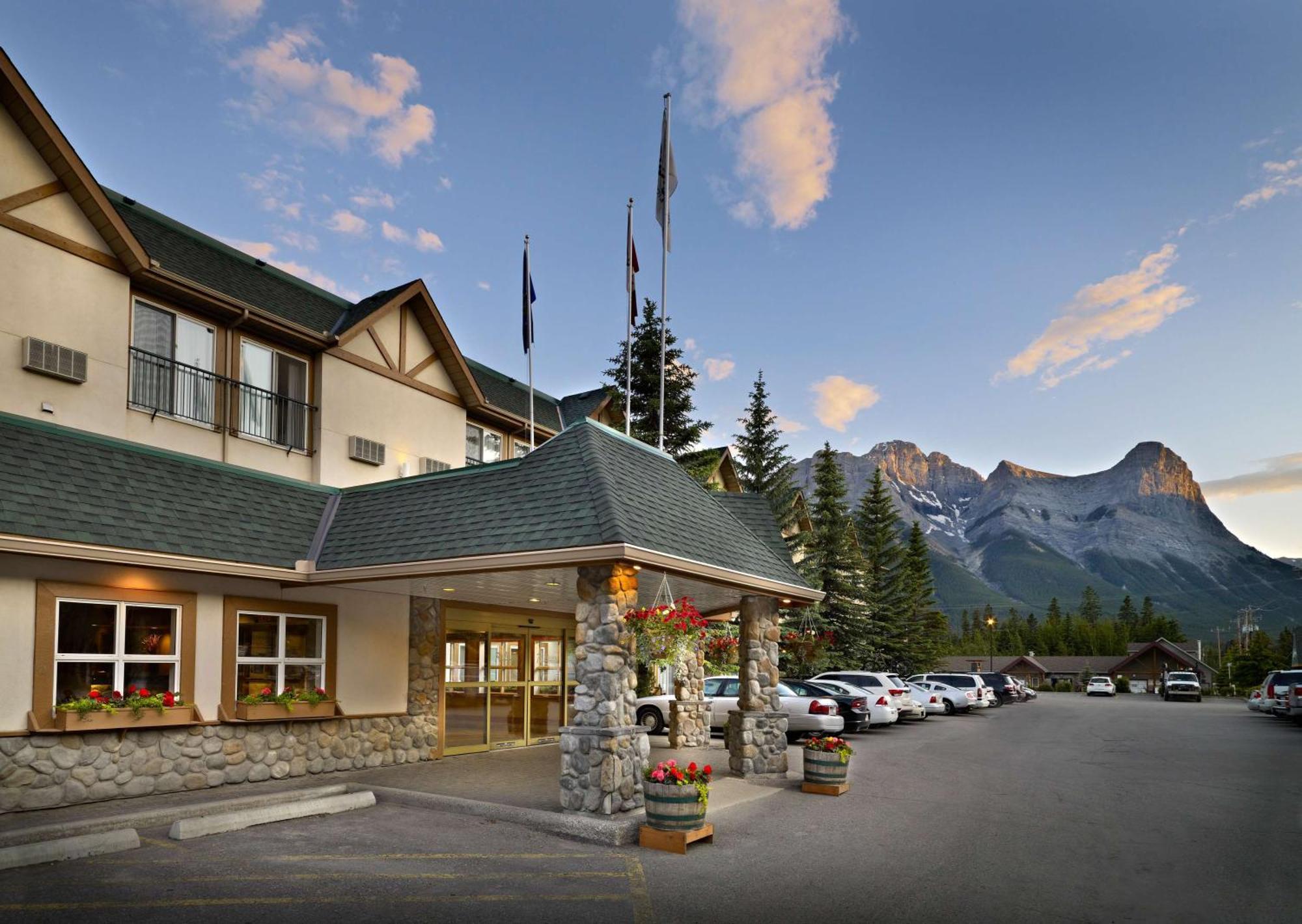 Coast Canmore Hotel & Conference Centre Екстериор снимка