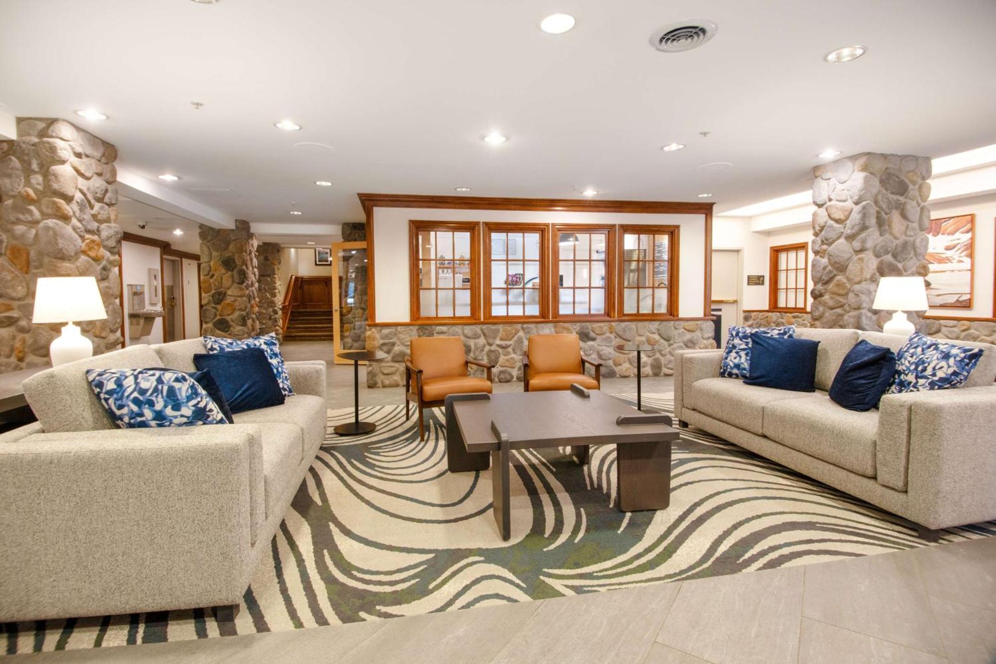 Coast Canmore Hotel & Conference Centre Екстериор снимка