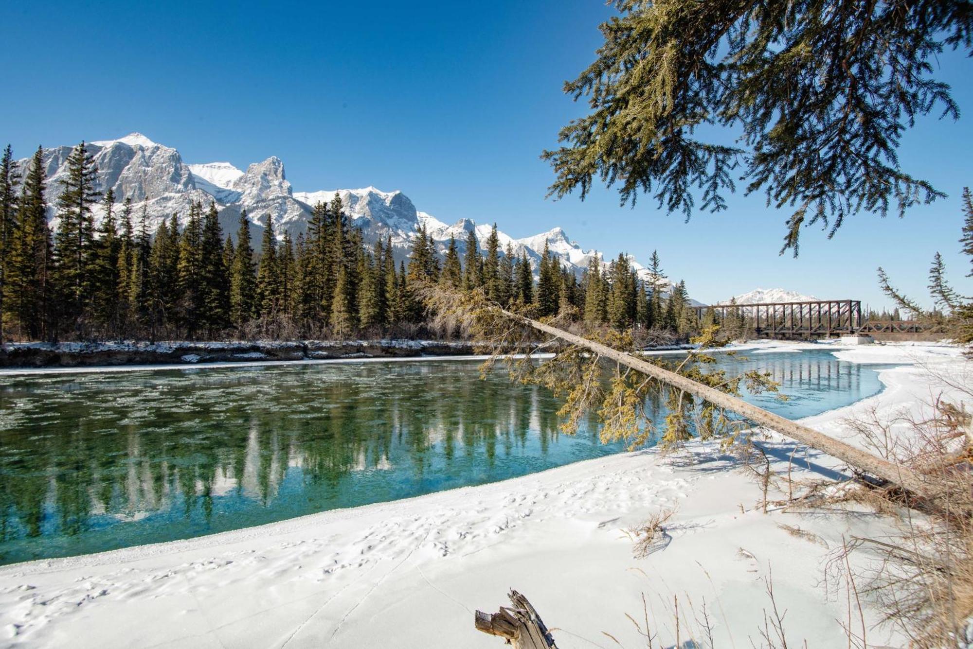 Coast Canmore Hotel & Conference Centre Екстериор снимка