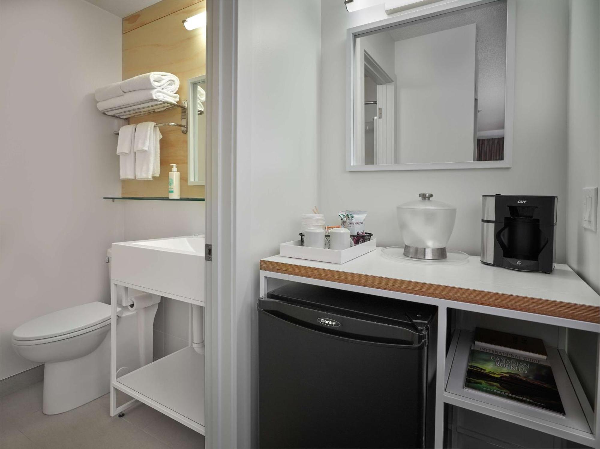 Coast Canmore Hotel & Conference Centre Екстериор снимка